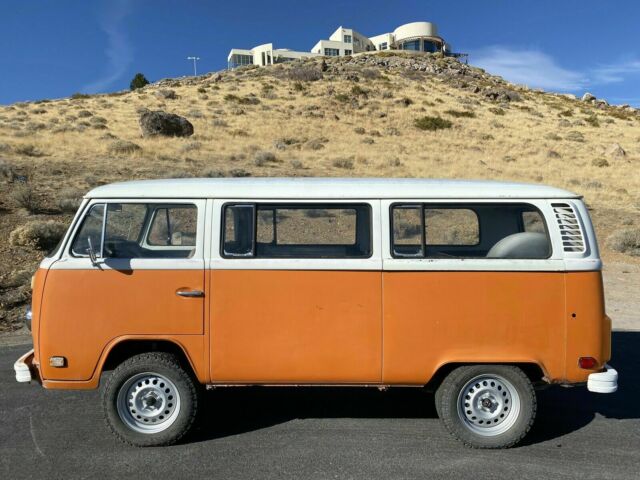 Volkswagen bus 1972 image number 0