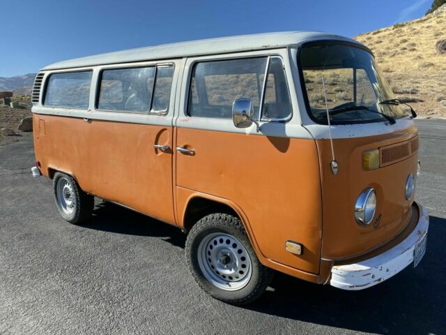 Volkswagen bus 1972 image number 2