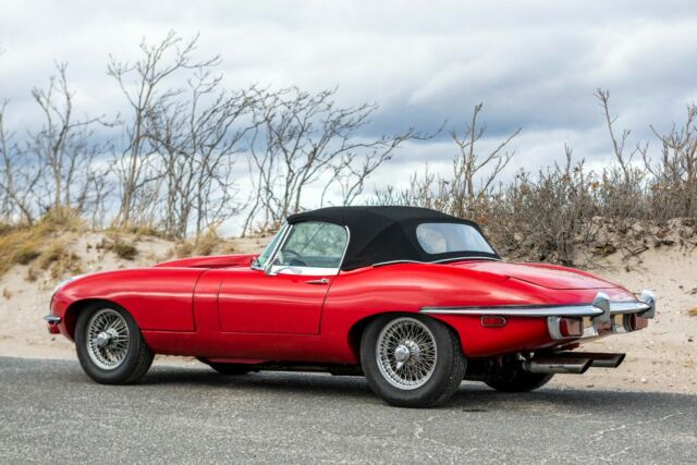 Jaguar E-Type 1970 image number 1