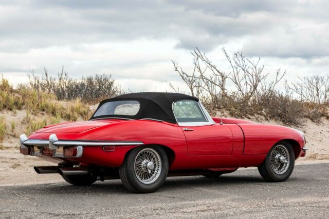 Jaguar E-Type 1970 image number 28