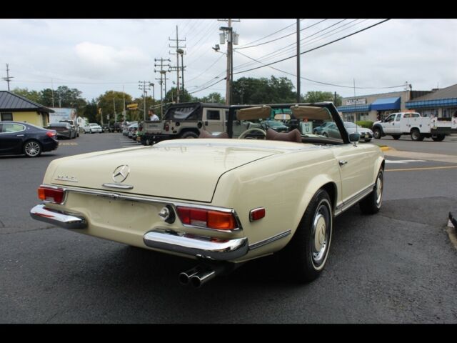 Mercedes-Benz SL-Class 1970 image number 2