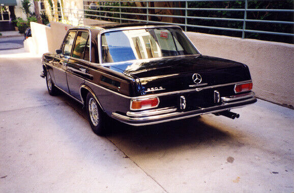 Mercedes-Benz 200-Series 1967 image number 2