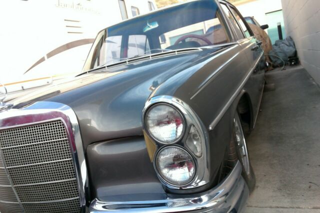 Mercedes-Benz 300-Series 1967 image number 2