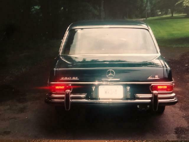 Mercedes-Benz 200-Series 1972 image number 1