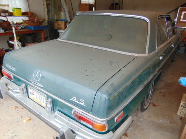 Mercedes-Benz 200-Series 1972 image number 12