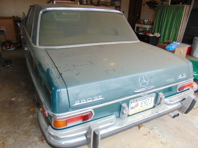 Mercedes-Benz 200-Series 1972 image number 13