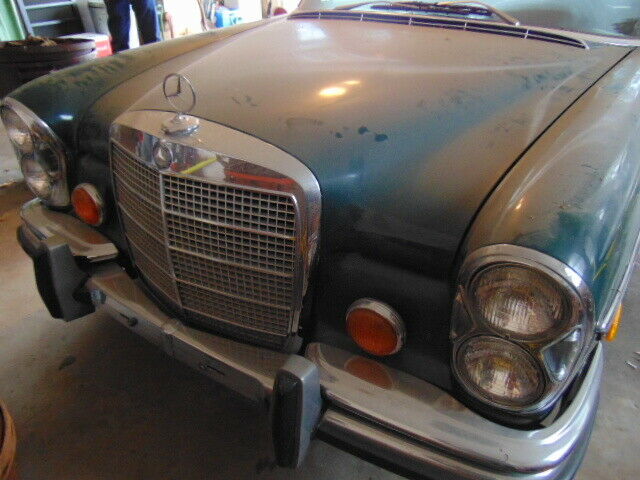 Mercedes-Benz 200-Series 1972 image number 16