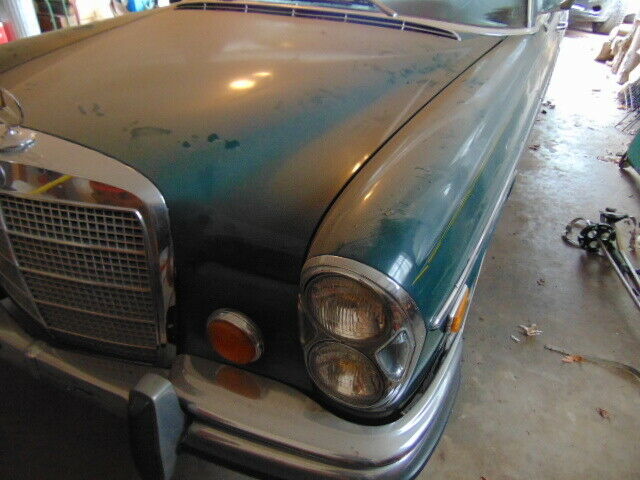 Mercedes-Benz 200-Series 1972 image number 17