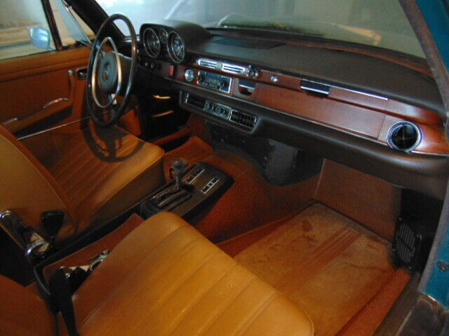 Mercedes-Benz 200-Series 1972 image number 3