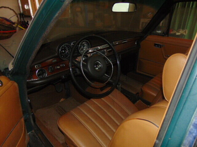 Mercedes-Benz 200-Series 1972 image number 31