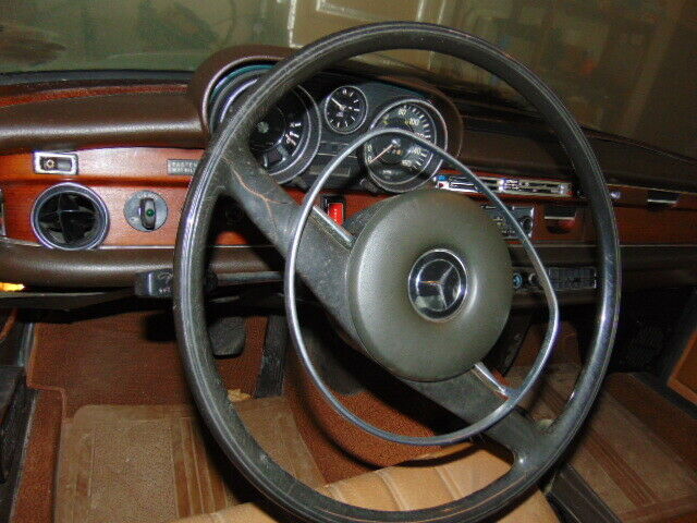 Mercedes-Benz 200-Series 1972 image number 32