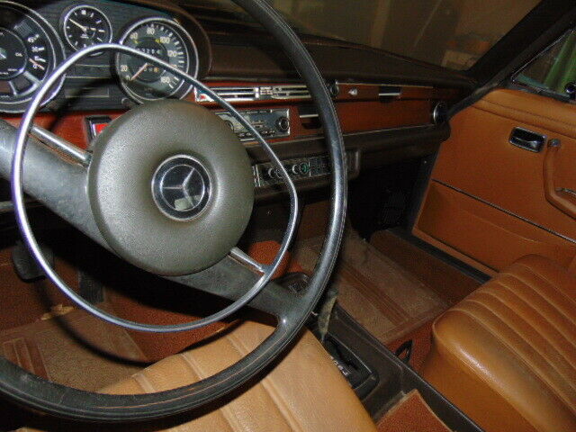 Mercedes-Benz 200-Series 1972 image number 33