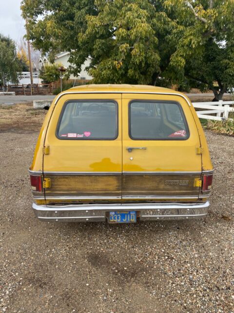 Chevrolet Suburban 1973 image number 4