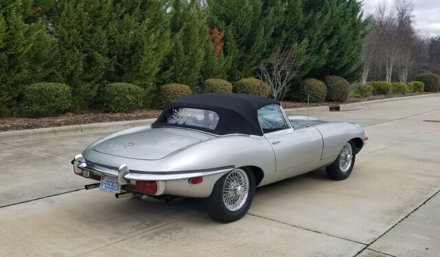 Jaguar E-Type 1970 image number 32