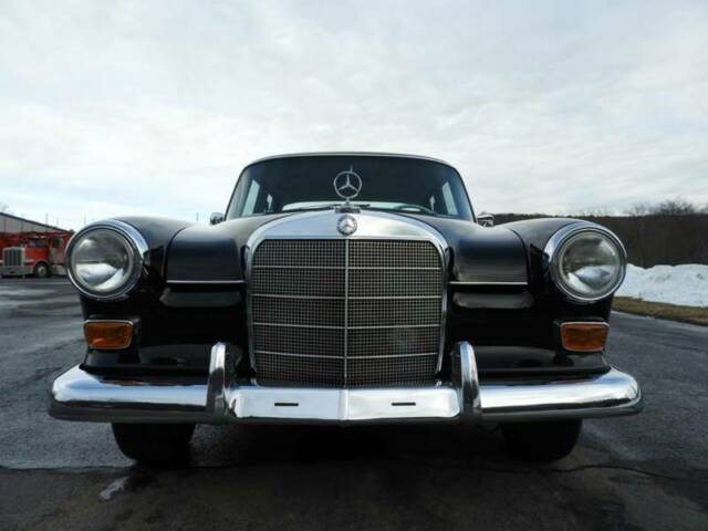 Mercedes-Benz 200 class 1966 image number 2