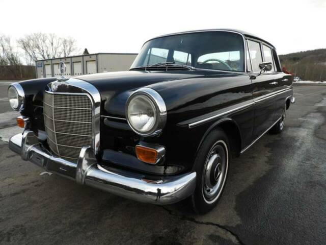 Mercedes-Benz 200 class 1966 image number 28