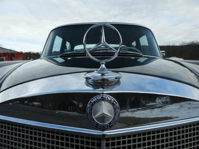 Mercedes-Benz 200 class 1966 image number 33