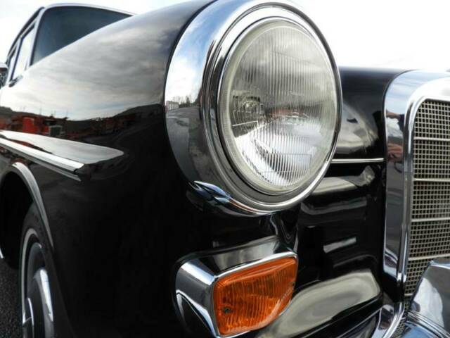 Mercedes-Benz 200 class 1966 image number 40