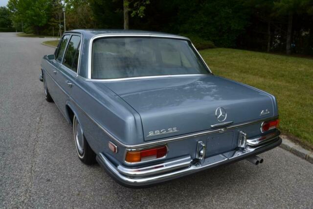 Mercedes-Benz 200-Series 1972 image number 30