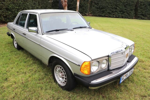 Mercedes-Benz 300-Series 1978 image number 28