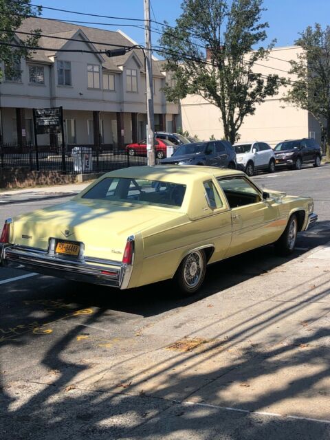 Cadillac DeVille 1977 image number 2