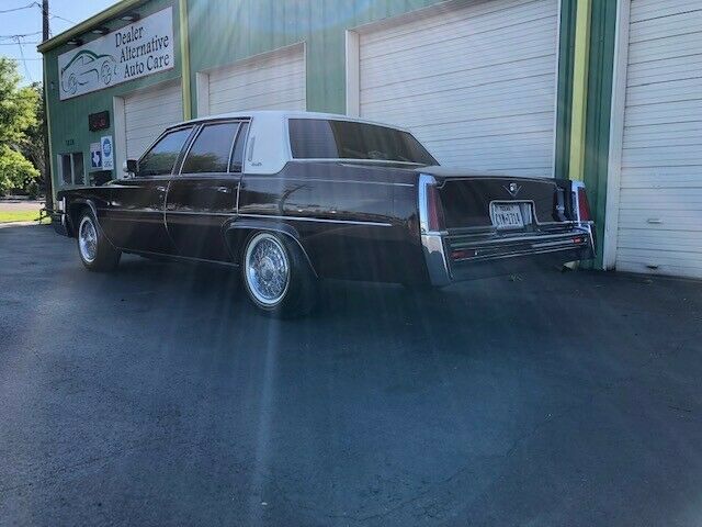 Cadillac DeVille 1977 image number 2