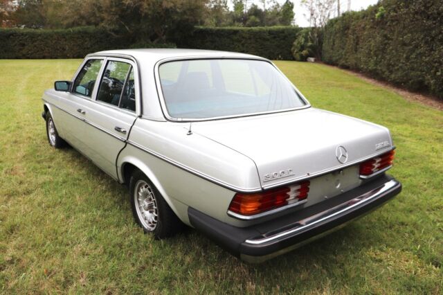 Mercedes-Benz 300-Series 1978 image number 26