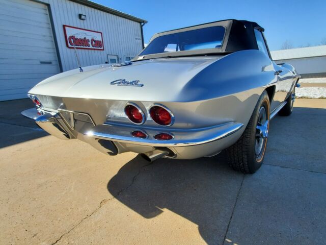 Chevrolet Corvette 1965 image number 32