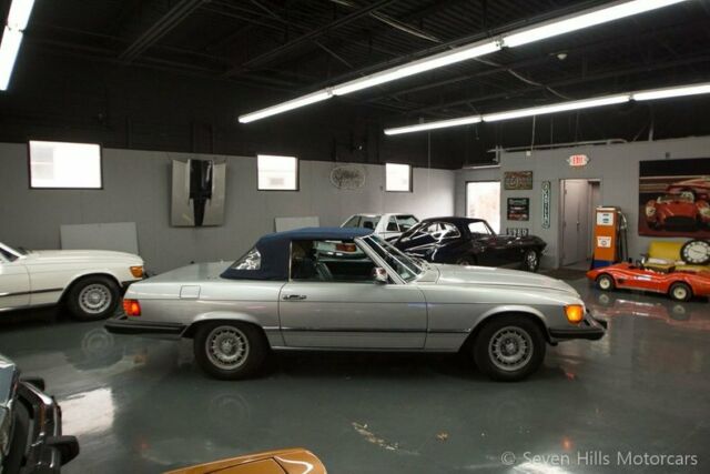 Mercedes-Benz SL-Class 1976 image number 23