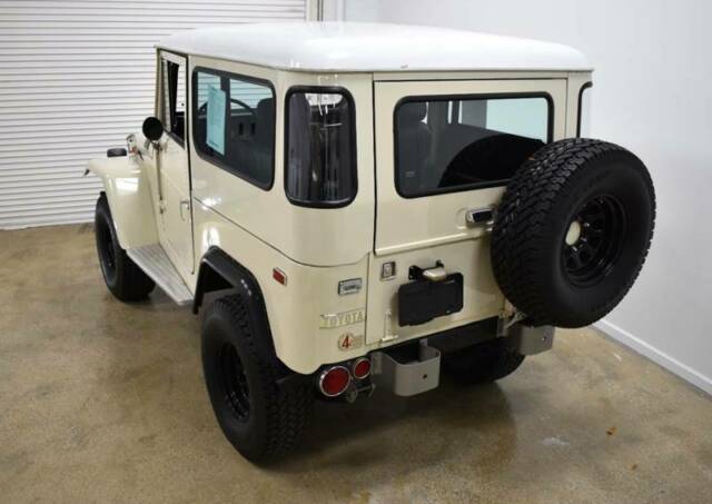 Toyota FJ Cruiser 1971 image number 10