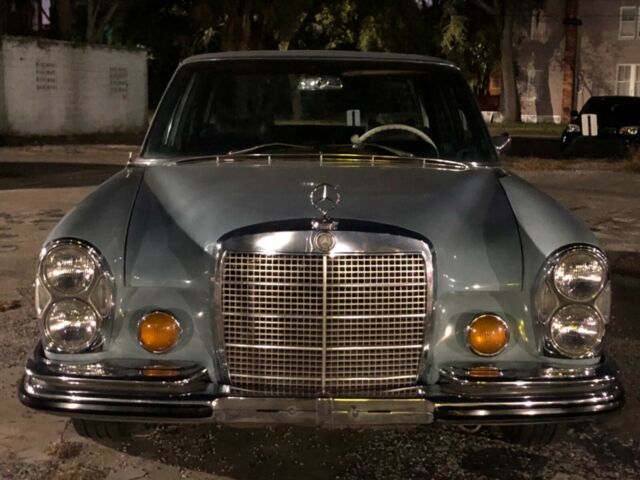 Mercedes-Benz 200-Series 1972 image number 1