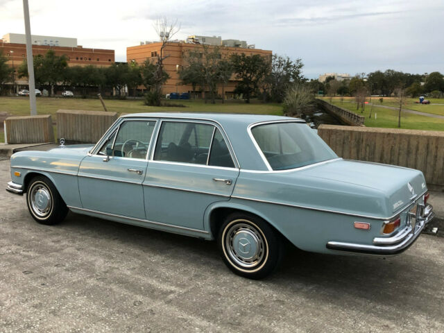 Mercedes-Benz 200-Series 1972 image number 7