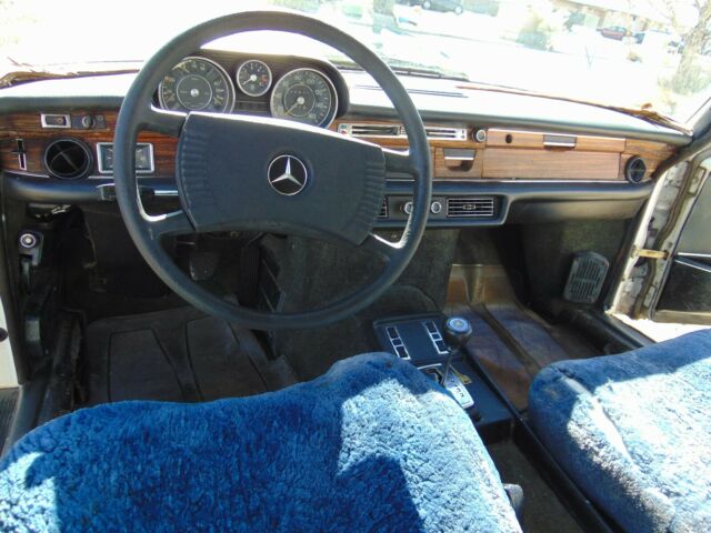 Mercedes-Benz 300-Series 1970 image number 20