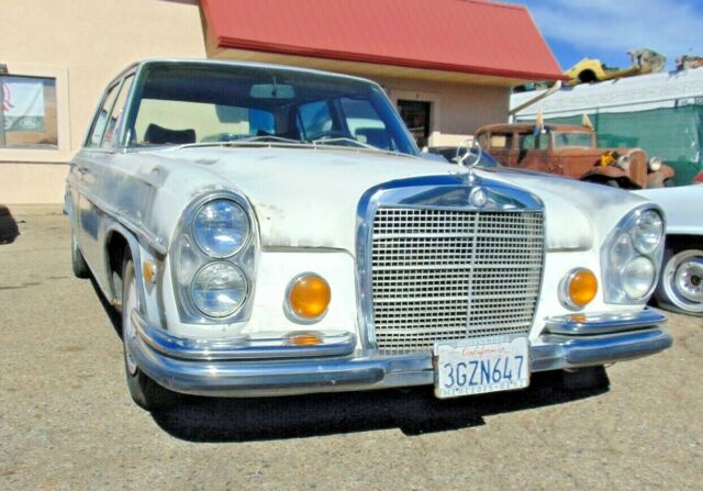 Mercedes-Benz 300-Series 1970 image number 32