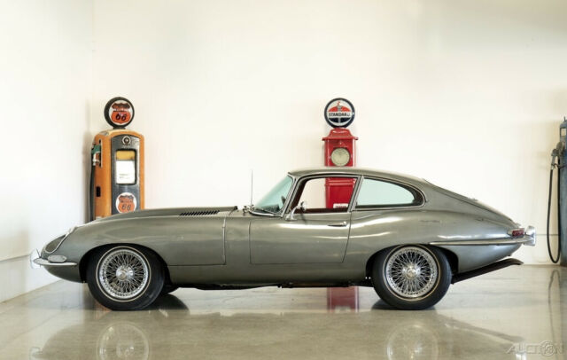 Jaguar E-Type 1968 image number 1