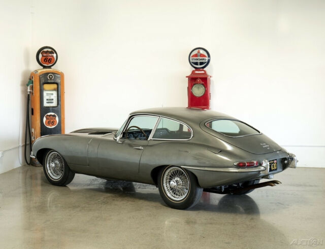 Jaguar E-Type 1968 image number 2