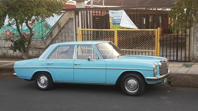 Mercedes-Benz 200-Series 1971 image number 12