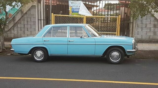 Mercedes-Benz 200-Series 1971 image number 7