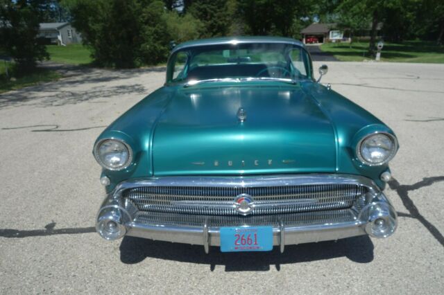 Buick Roadmaster 1957 image number 2