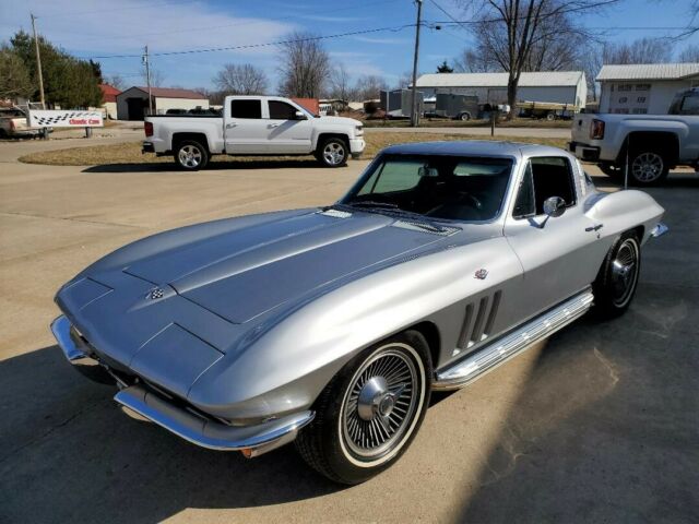 Chevrolet Corvette 1965 image number 24