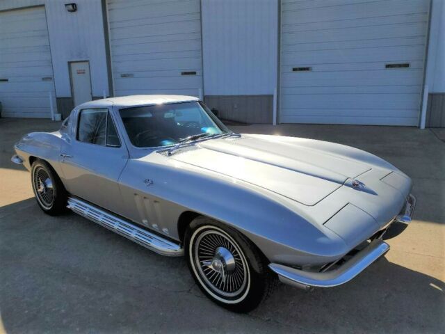 Chevrolet Corvette 1965 image number 28