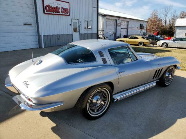 Chevrolet Corvette 1965 image number 31