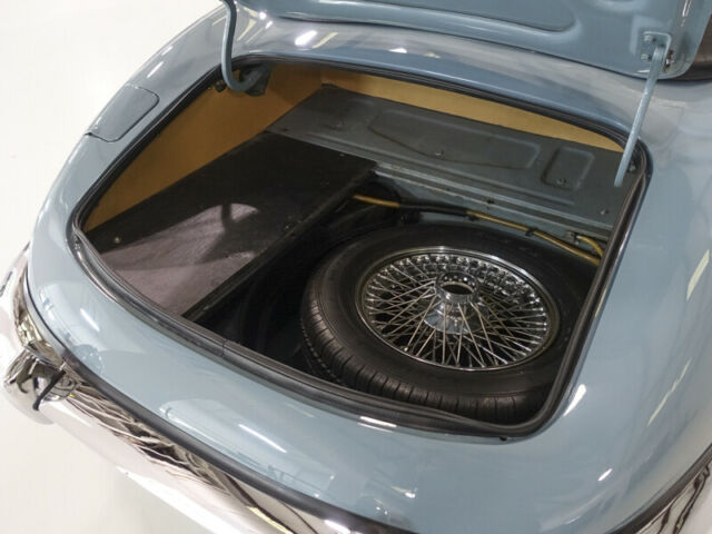 Jaguar E-Type 1969 image number 32