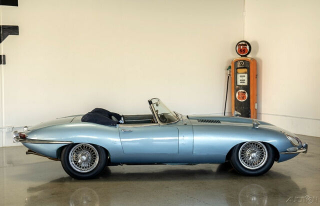 Jaguar E-Type 1963 image number 29