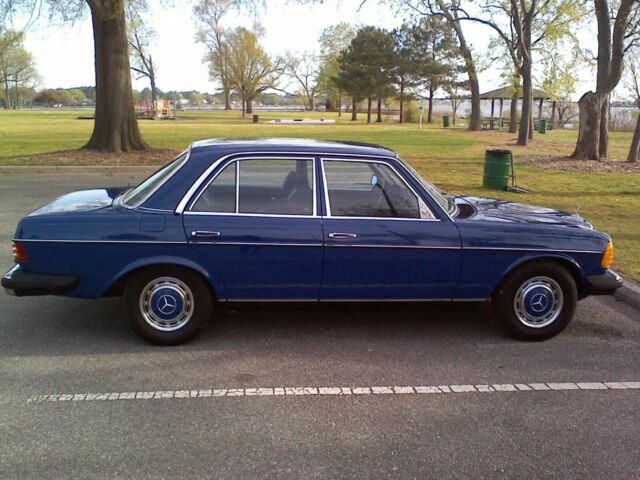 Mercedes-Benz 200-Series 1977 image number 0