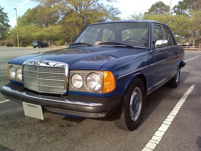 Mercedes-Benz 200-Series 1977 image number 1