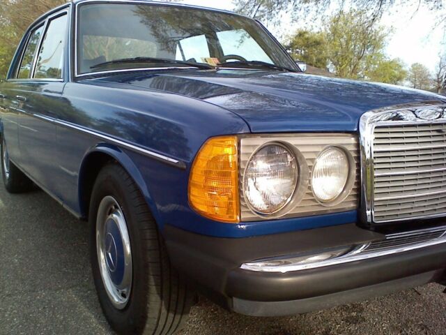 Mercedes-Benz 200-Series 1977 image number 10