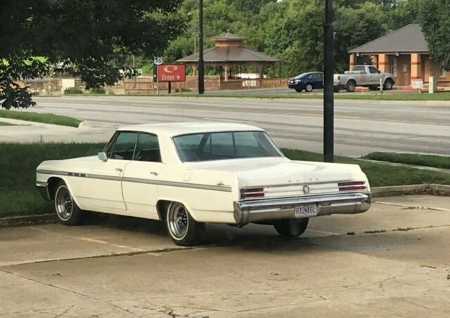 Buick LeSabre 1964 image number 12