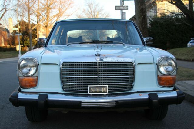 Mercedes-Benz 200-Series 1974 image number 27