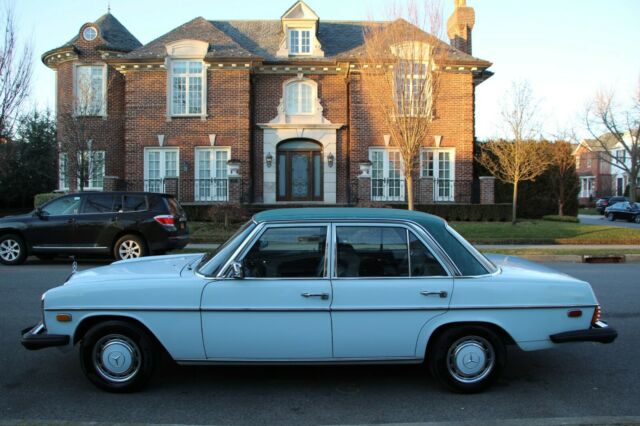 Mercedes-Benz 200-Series 1974 image number 29